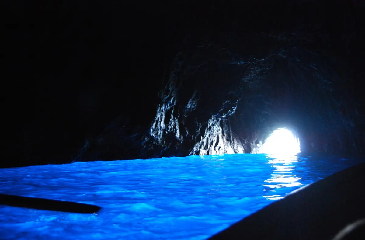 Licht durch den niedrigen Eingang der Blauen Grotte