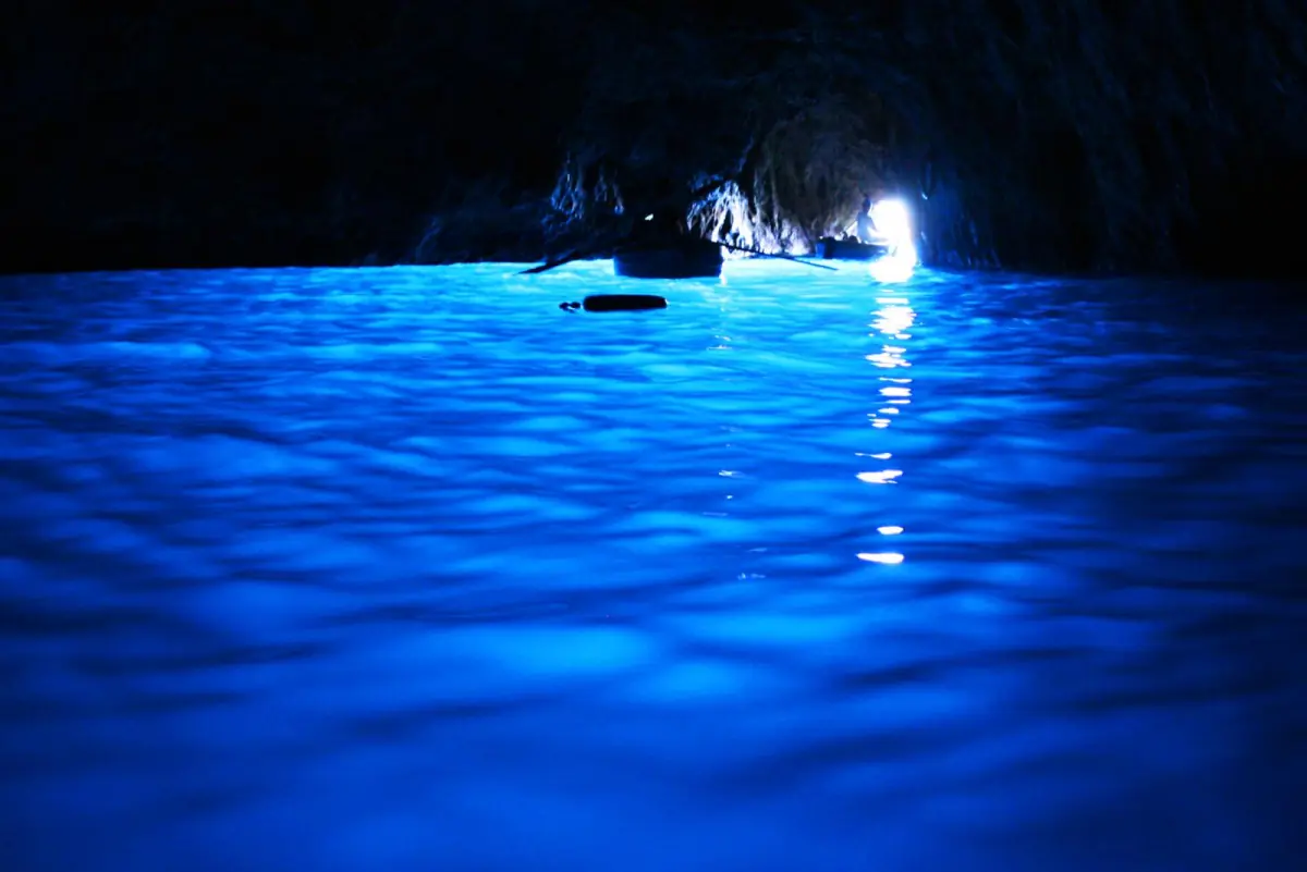 Das leuchtend blaue Wasser in der Blauen Grotte