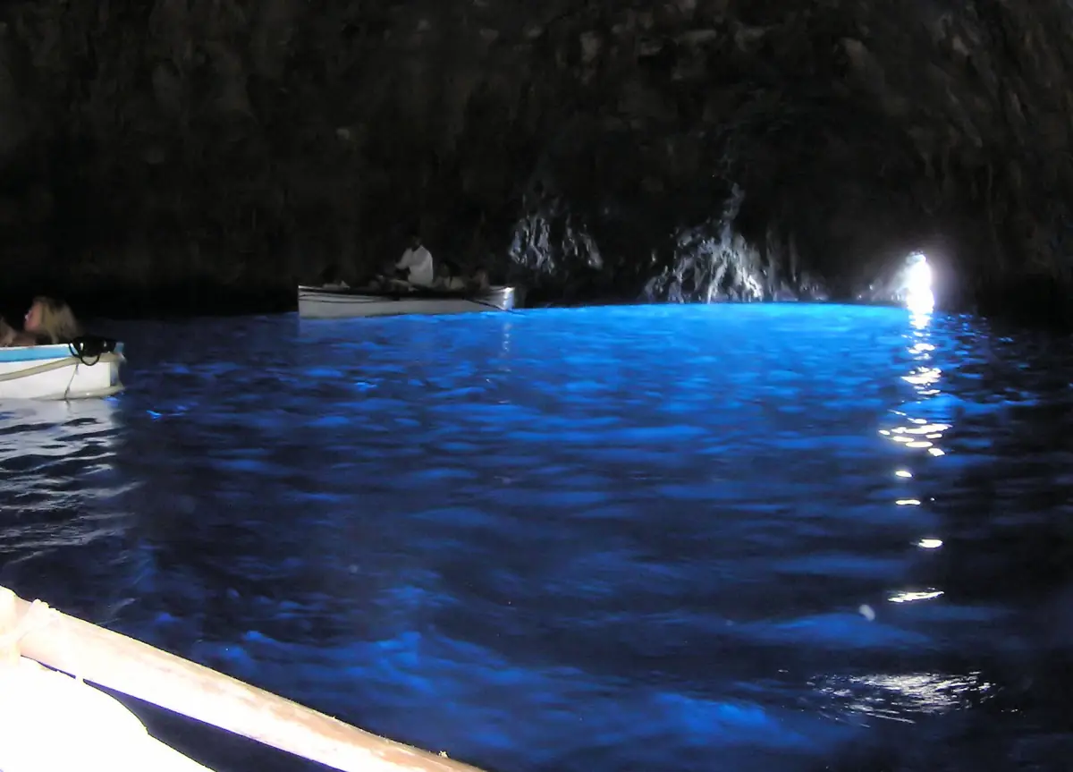 In der Blauen Grotte mit leuchtendem Eingang