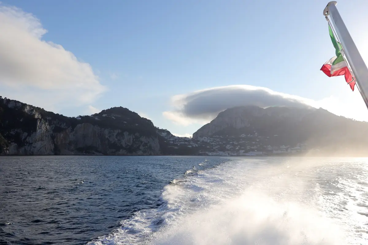 Kielwasser eines Bootes auf dem Weg nach Capri