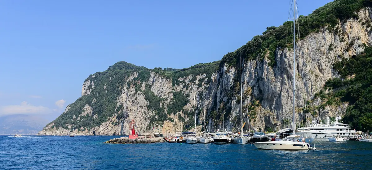 Jachten vor Anker unter den Felsen von Capri
