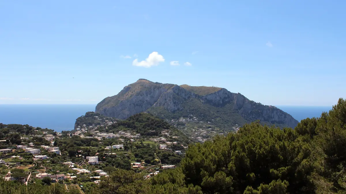 Capri und seine Hügel von den Hängen des Monte Solaro
