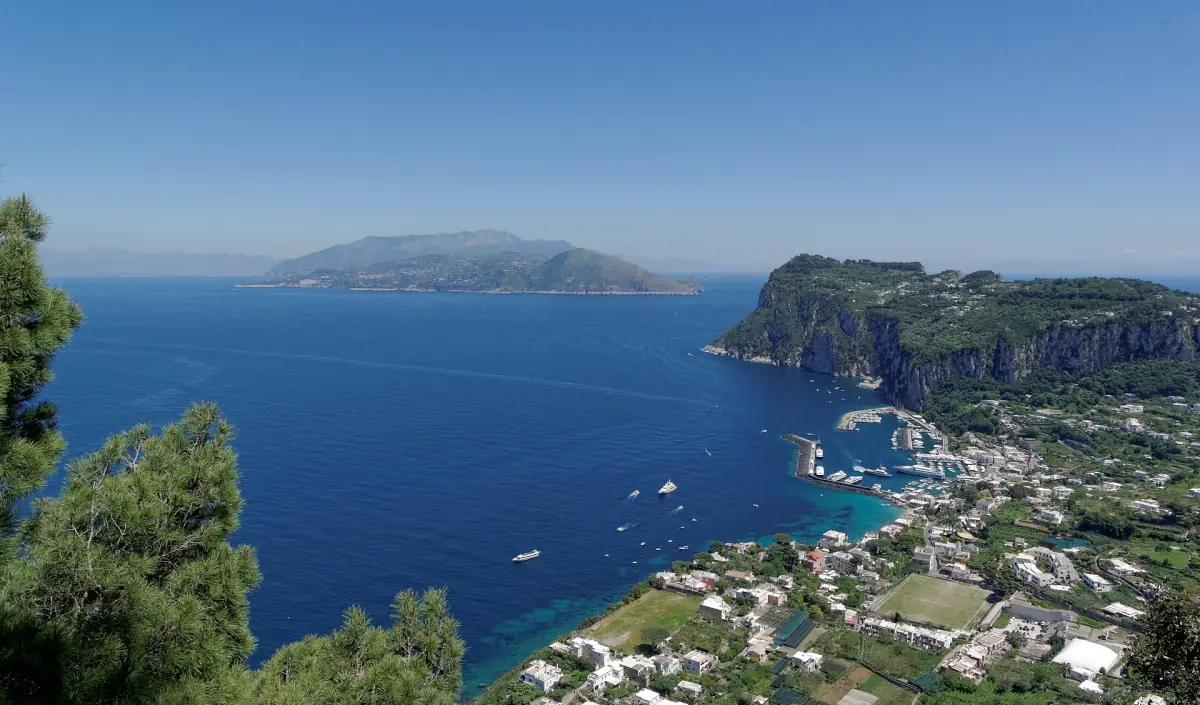 Marina Grande und die Küste von Anacapri aus