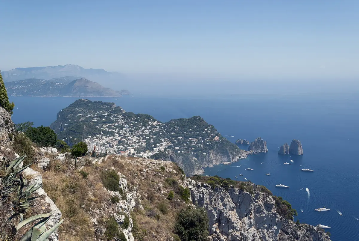 Capri-Ort und die Faraglioni von oben