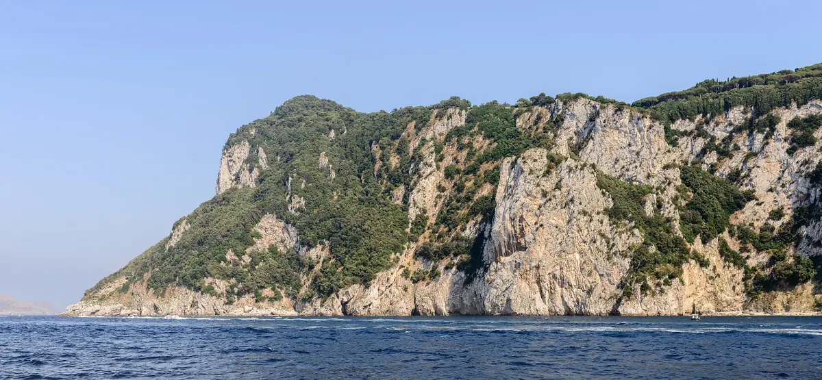 Die Kalkfelsen von Capri steigen aus dem Meer
