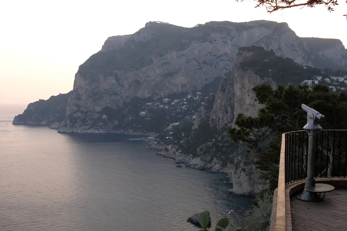 Abendlicht über den Felsen von Capri