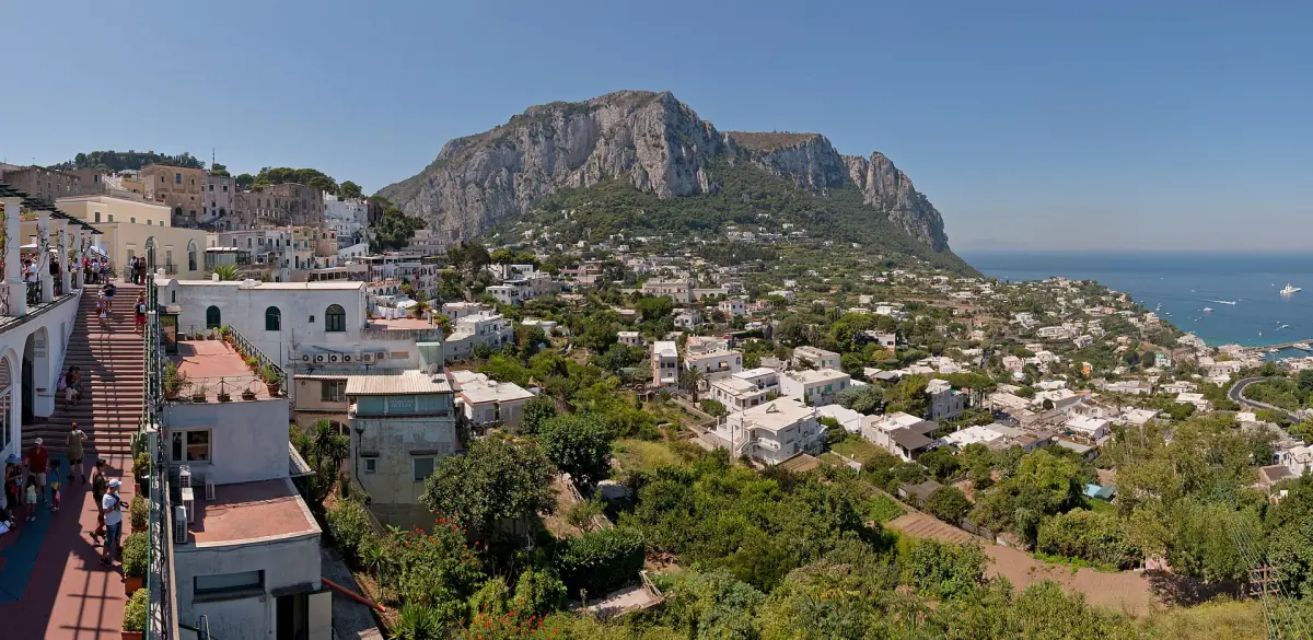 Dächer von Capri-Ort von einem Aussichtspunkt