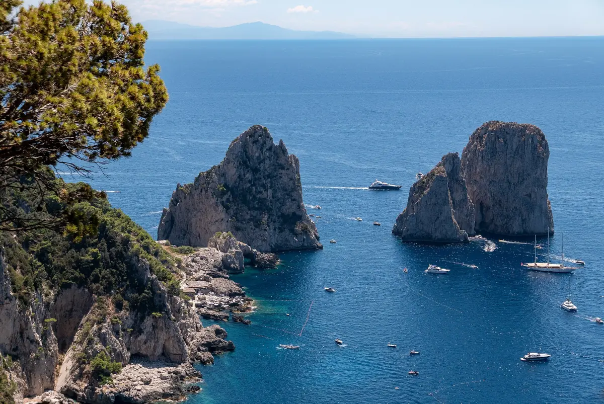 Die Faraglioni-Felsen vor Capri im tiefblauen Meer