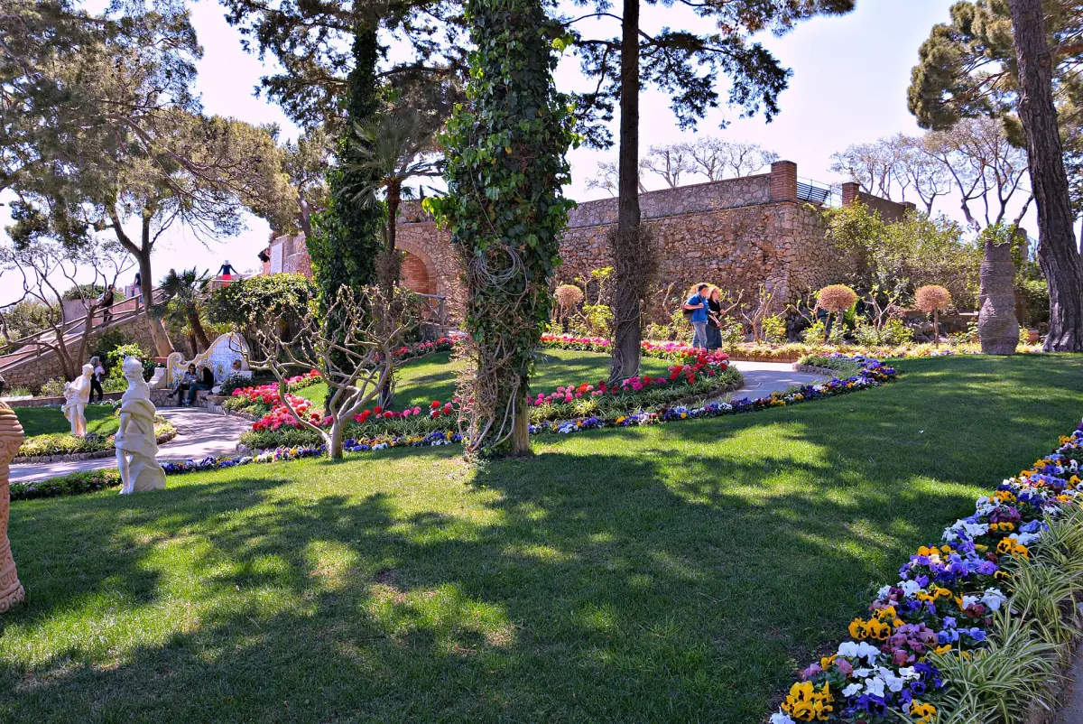 Blumenbeete in den Gärten des Augustus