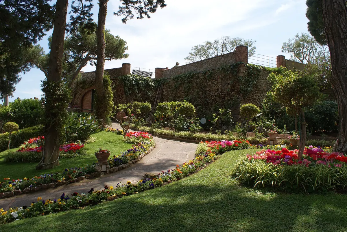 Ein Gartenweg in den Gärten des Augustus