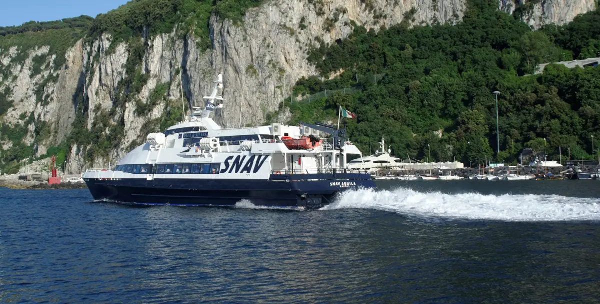 Ein Schnellboot verlässt Marina Grande