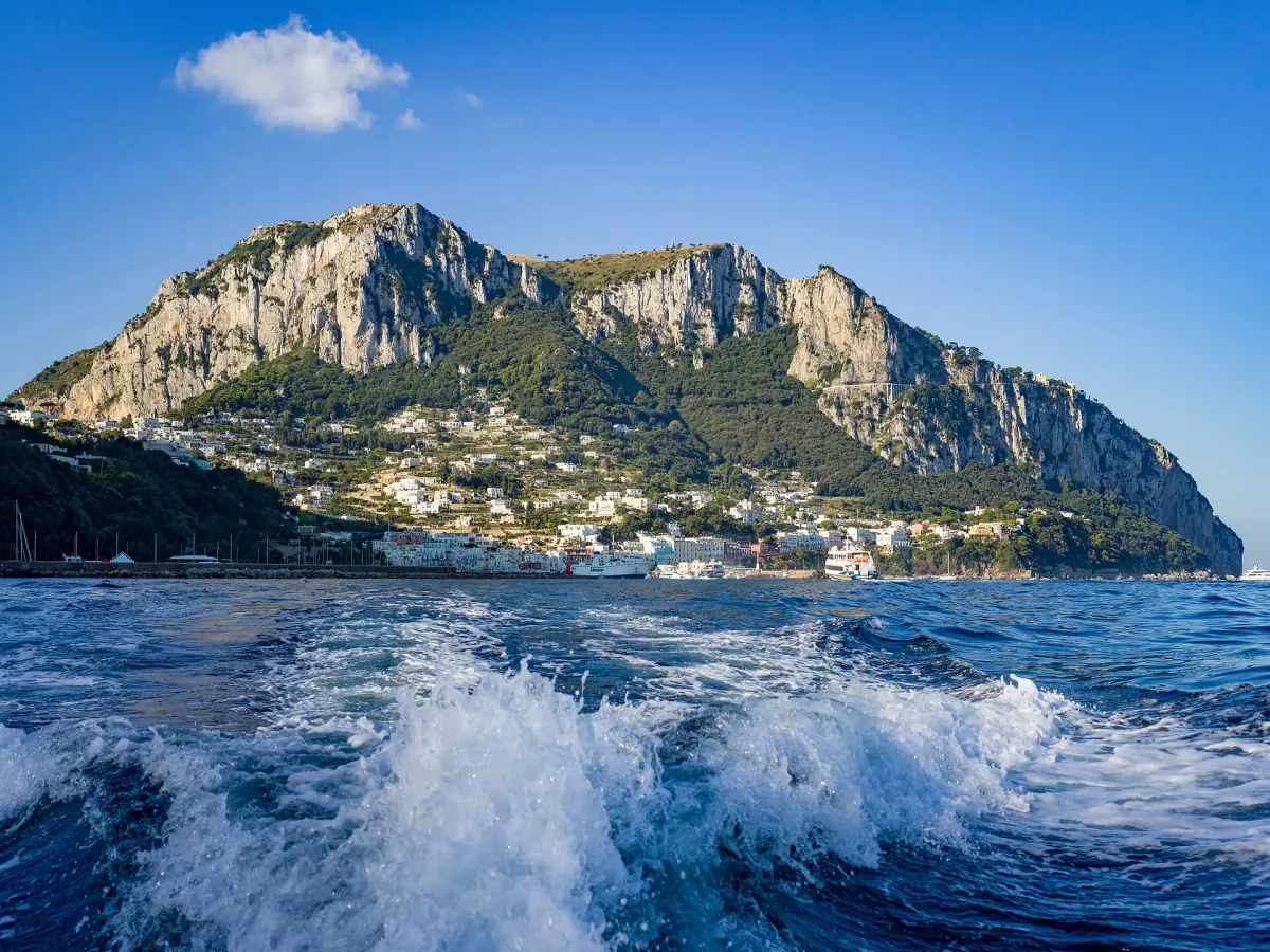 Capri von einem Boot aus, das Marina Grande verlässt