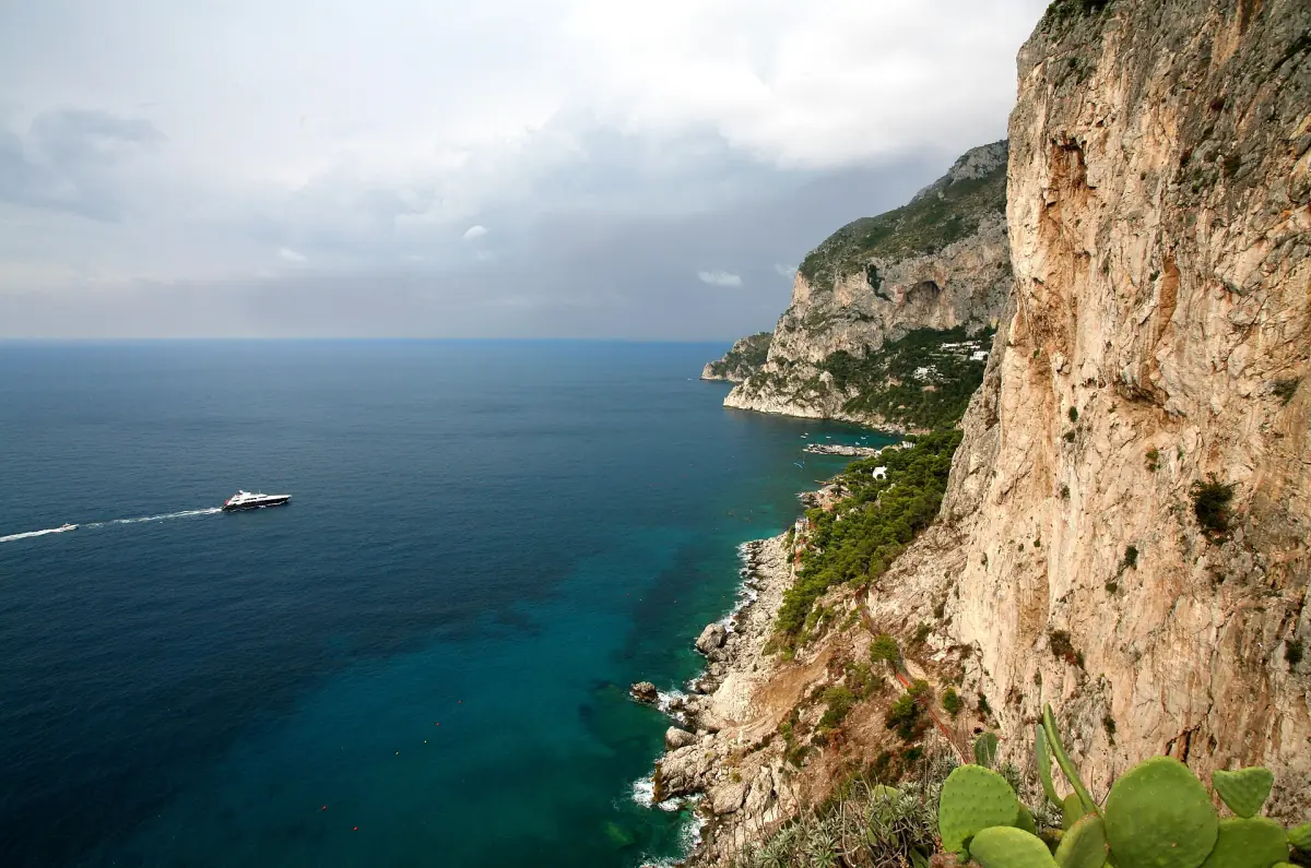 Türkises Wasser unter den Felsen bei Marina Piccola
