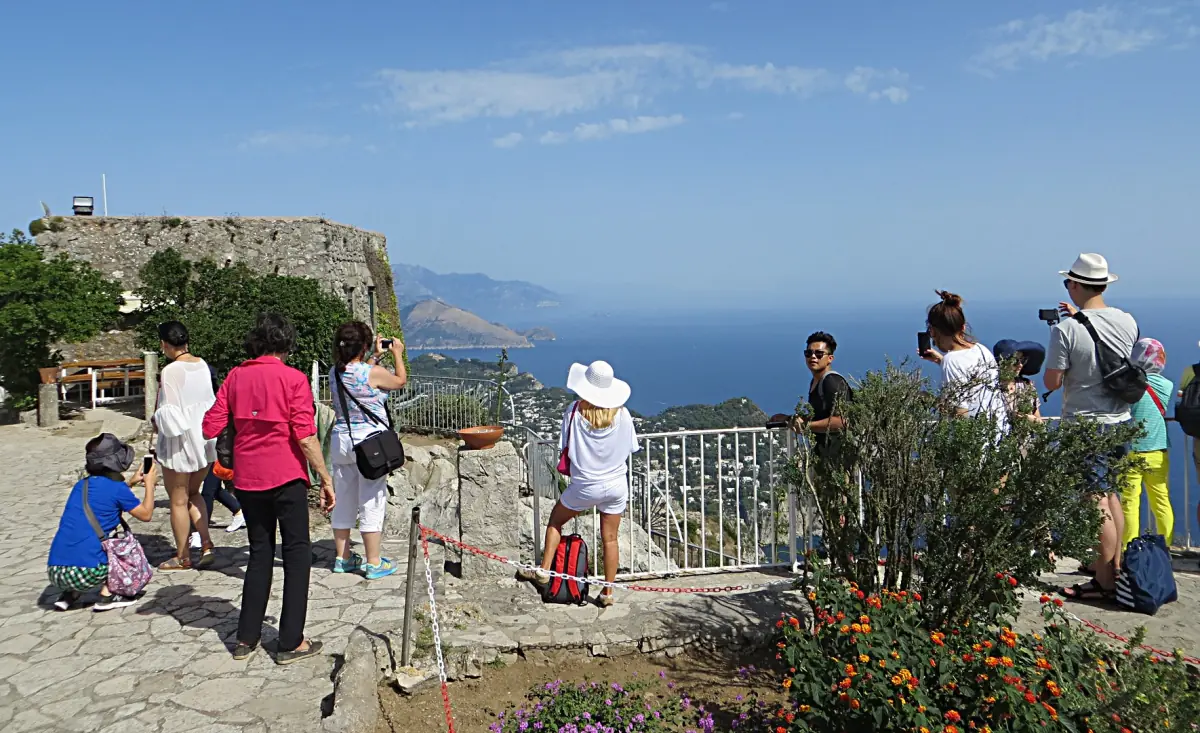 Besucher am Aussichtspunkt auf dem Monte Solaro