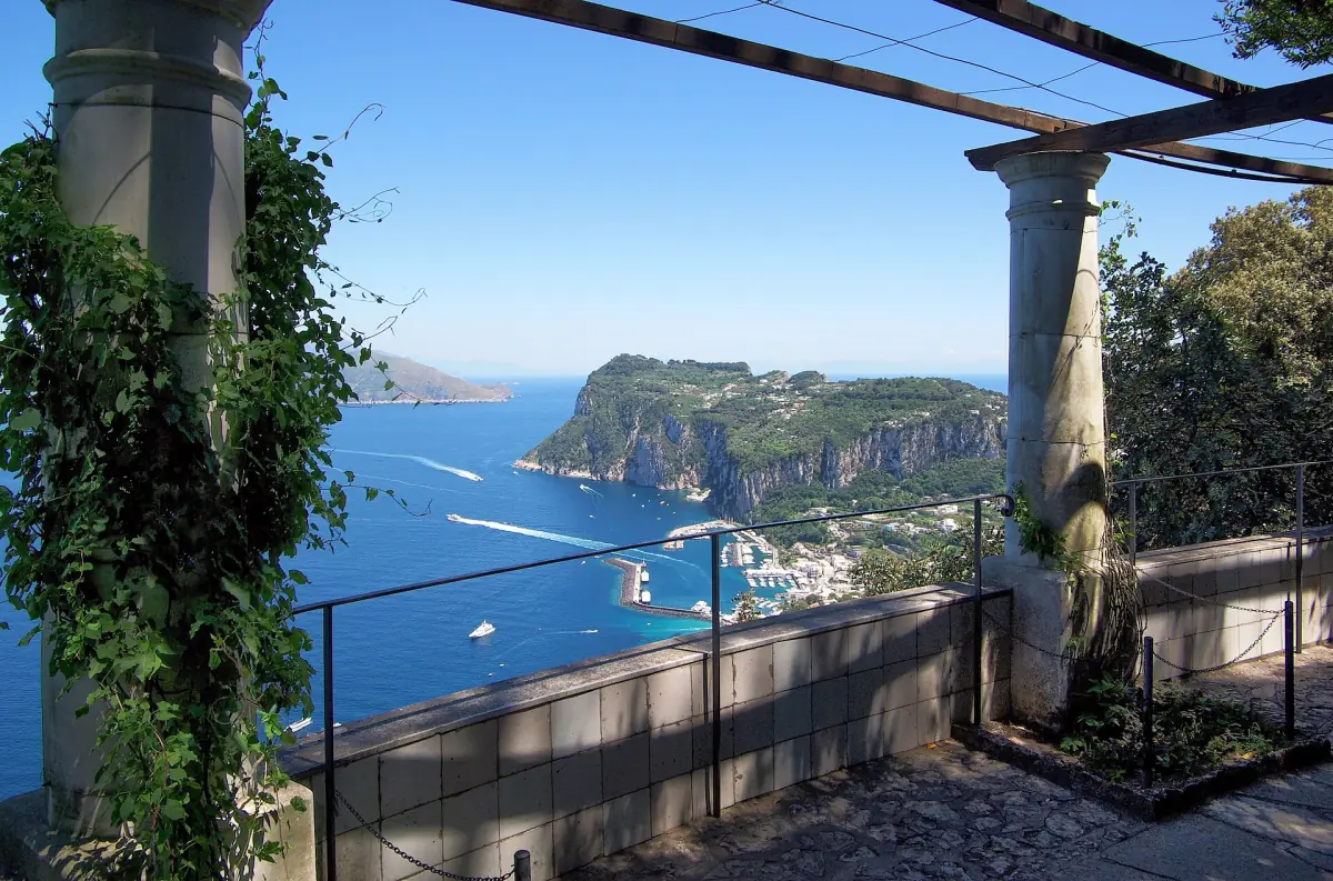 Eine Pergola mit Blick auf den Hafen von Capri