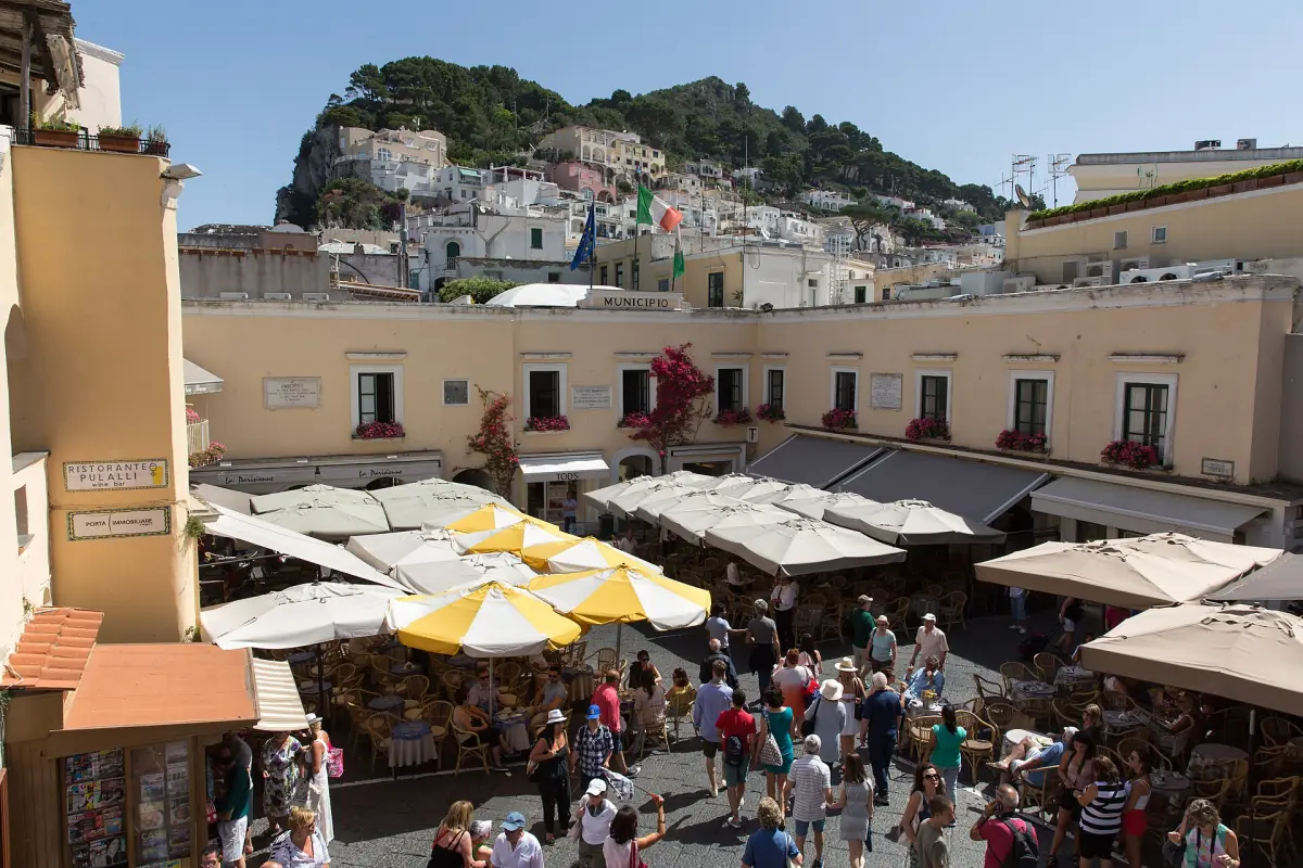 Cafétische und Menschen auf der Piazzetta von Capri