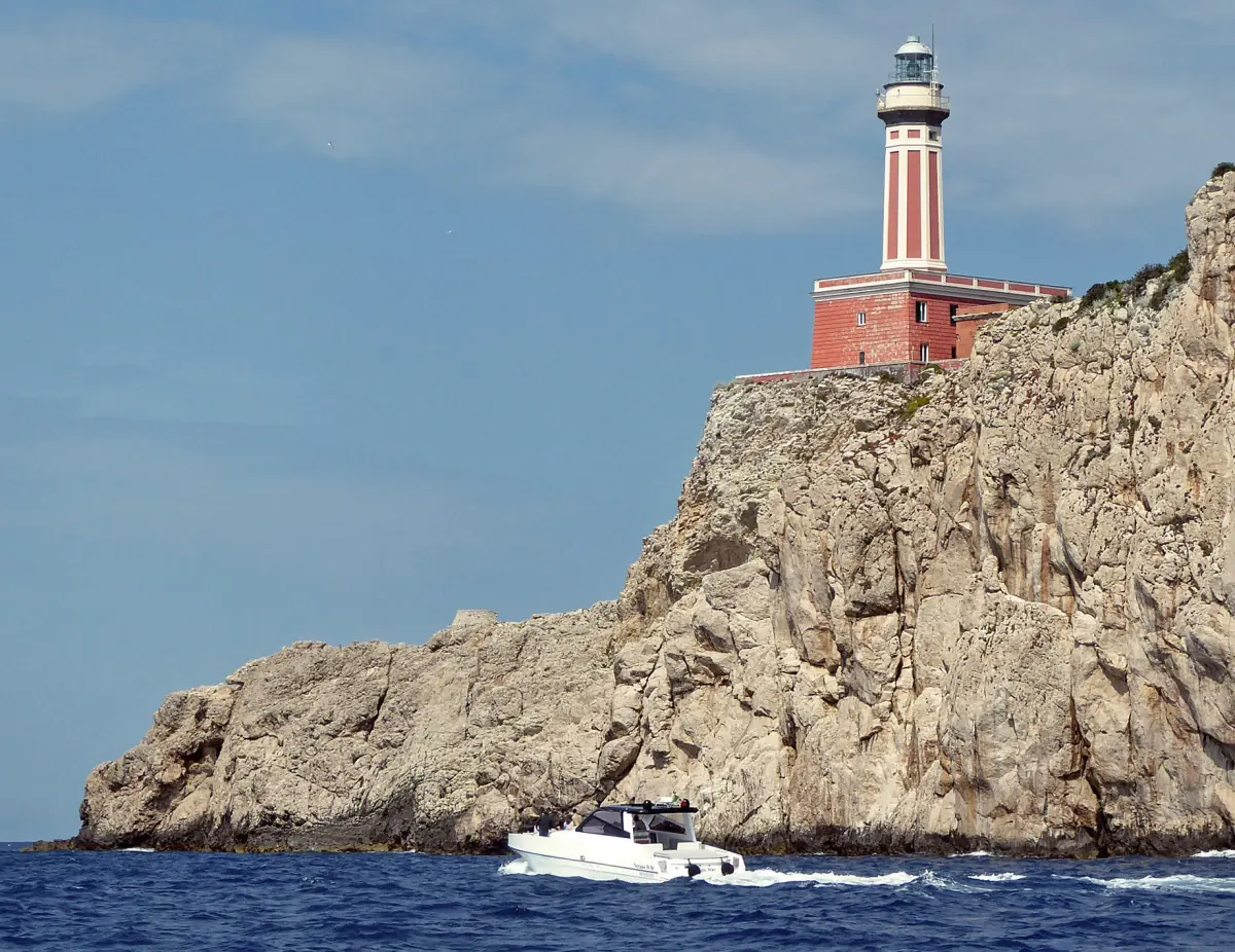Der rote Leuchtturm Punta Carena auf den Felsen