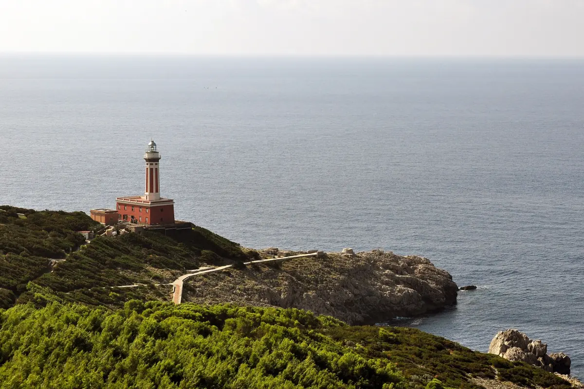 Der Leuchtturm Punta Carena von Land aus