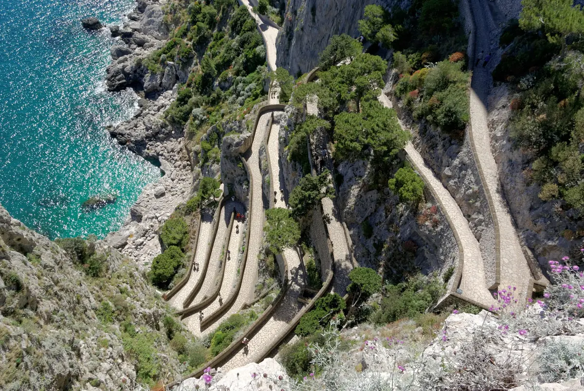 Die Haarnadelkurven der Via Krupp über dem Meer