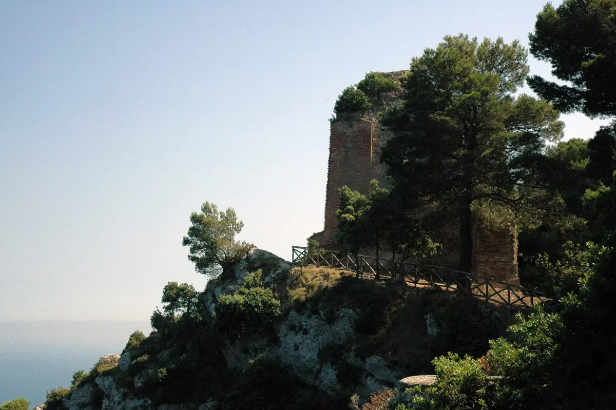 Die Ruine des antiken Leuchtturms an der Villa Jovis