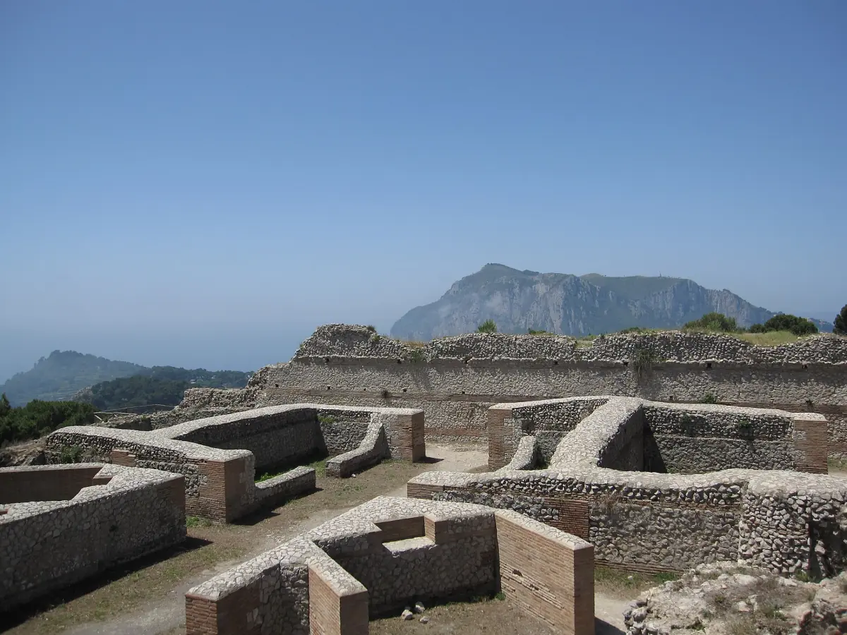 Die Ruinen der Villa Jovis mit dem Meer dahinter