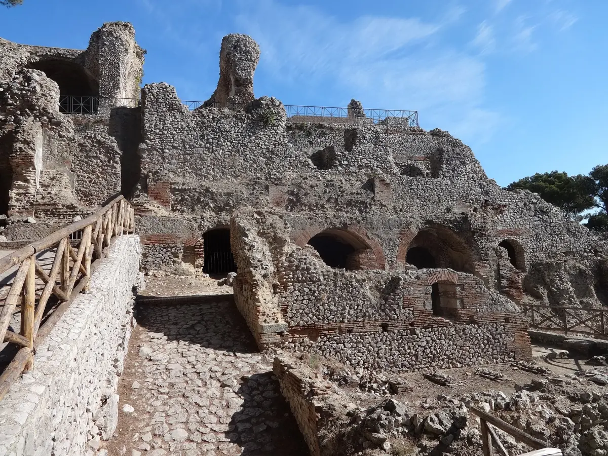 Ziegelmauern und Gewölbe der Villa Jovis