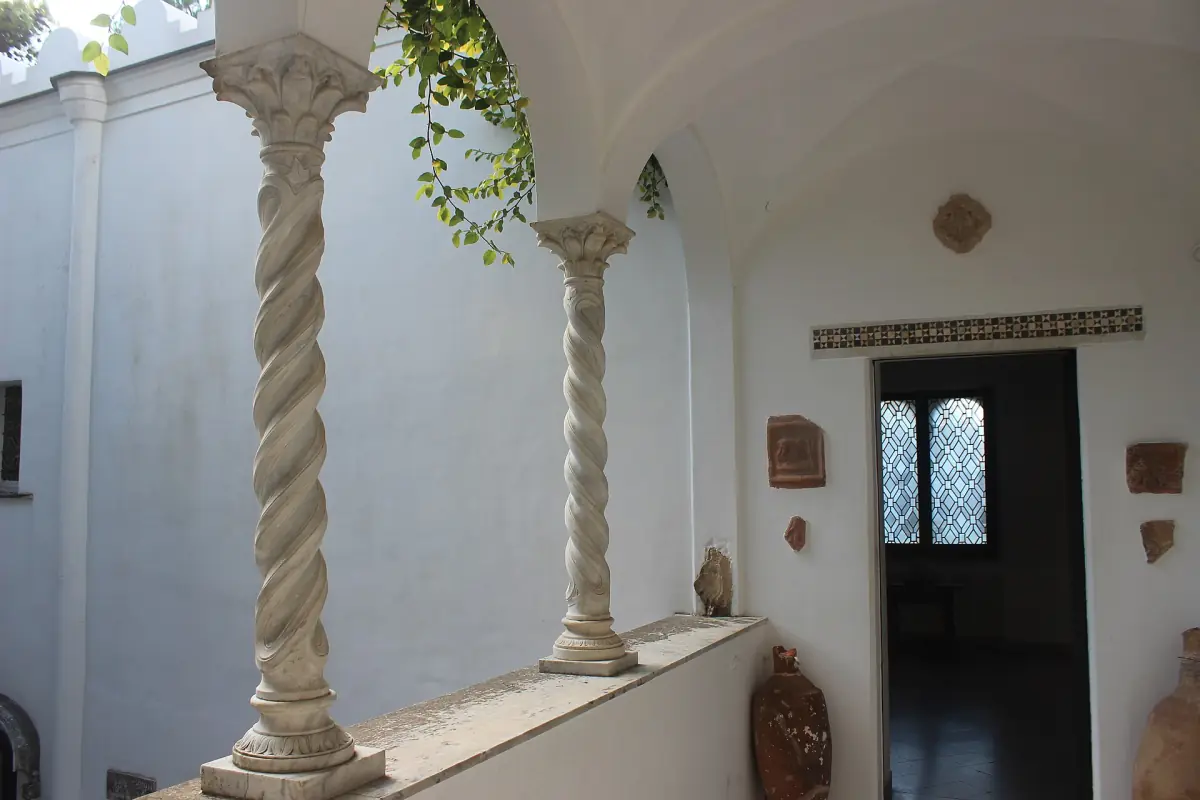 Ein weißer Innenhof mit Säulen in der Villa San Michele
